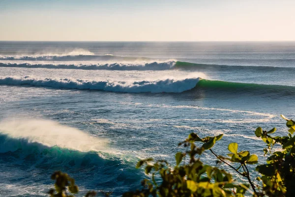 Ondas Grandes Longas Oceano Inchaço Perfeito Para Surfar — Fotografia de Stock