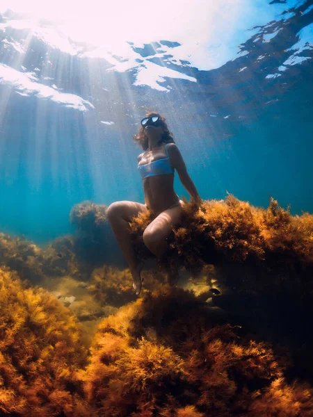 Attraktive Frau Posiert Und Sitzt Meeresgrund Unter Wasser Freitaucher Blauen — Stockfoto