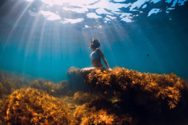 Attraktive Frau Posiert Und Sitzt Meeresgrund Unter Wasser Freitaucher Blauen — Stockfoto