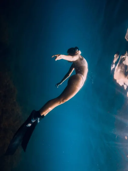 Mujer Liberadora Con Aletas Posando Bajo Agua Océano Azul Reflejo — Foto de Stock