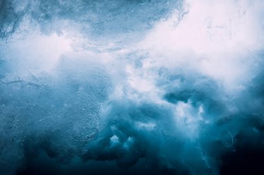 Köpüklü ve köpüklü su altı dalgaları. Şeffaf su ve kırılan dalga