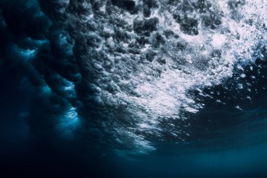 Köpüklü ve köpüklü su altı dalgaları. Şeffaf su ve kırılan dalga