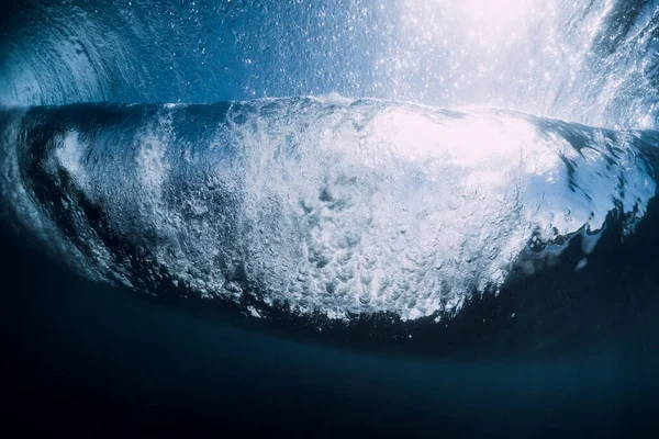 泡と泡を水中で波を破る 透明海の水 — ストック写真