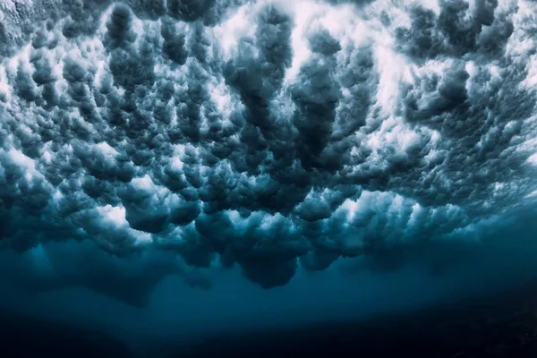 Víz Alatti Óceáni Hullám Habbal Buborékokkal Átlátszó Víz Töréshullám — Stock Fotó