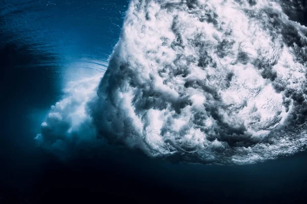 Bryta Våg Med Skum Och Bubblor Vattnet Genomskinligt Havsvatten — Stockfoto