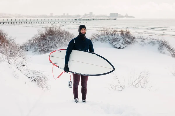 Snowy Cold Winter Man Surfer Surfboard Winter Coastline Surfer Wetsuit — Stock Photo, Image