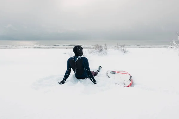 Hideg Tél Szörfös Hóparton Szörfdeszkával Téli Nap Szörfössel Búvárruhában — Stock Fotó