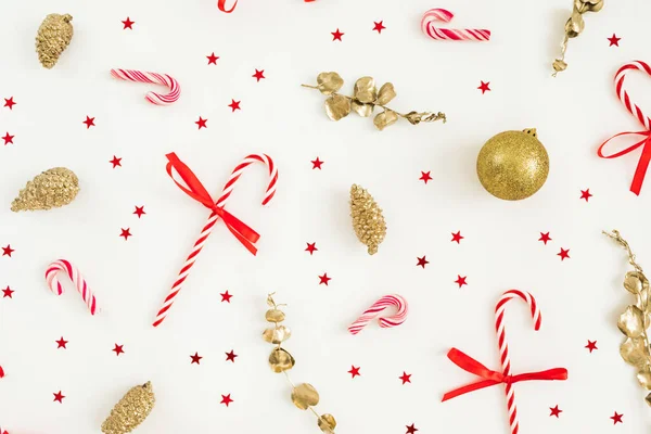 Vánoční Vzor Zlatou Výzdobou Konfety Cukrové Tyčinky Bílém Plocha Výhled — Stock fotografie