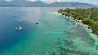 Botları ve mavi okyanusu olan tropik bir sahil. Hava görüntüsü. Cennet turist konumu