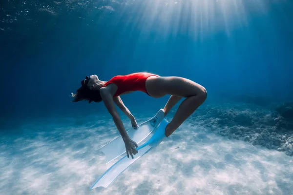 Freediver Dziewczyna Ślizga Się Piaszczystym Morzu Białymi Płetwami Freediving Atrakcyjną — Zdjęcie stockowe