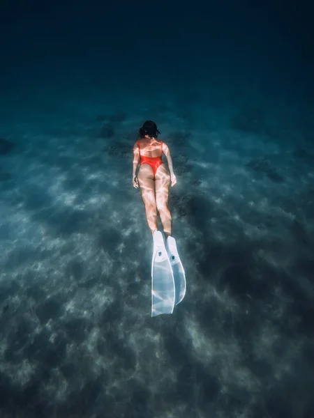 Freediver Mujer Sumergirse Bajo Agua Con Aletas Blancas Verano Freediving — Foto de Stock