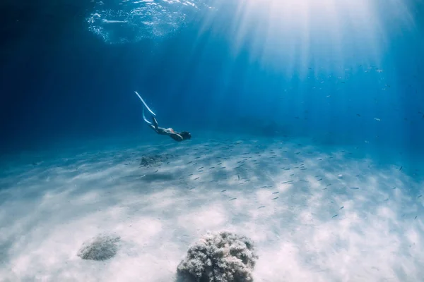 Menina Freediver Desliza Sobre Mar Arenoso Com Barbatanas Brancas Freediving — Fotografia de Stock