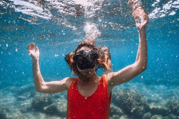 Mujer Joven Con Máscara Libre Posando Bajo Agua Océano Azul — Foto de Stock