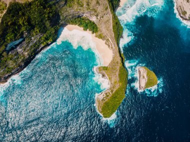 Nusa Penida Adası 'ndaki popüler Kelingking plajının havadan görüntüsü..