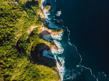 İnanılmaz okyanus kıyıları ve Bali 'de dalgaları olan mavi okyanus. Hava görünümü
