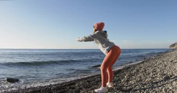 Спортивная Женщина Занимается Аэробными Упражнениями Холодное Время Года Тренировки Тренировки — стоковое видео