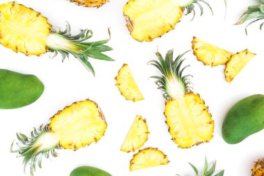 Beyaz arka planda dilimlenmiş ananas ve mango meyveleri. Düz yatış, üst görünüm