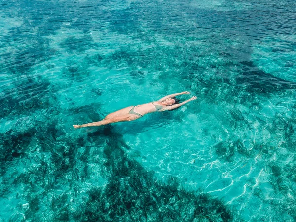 ターコイズブルーの海で泳いでいる若い女性 空中風景 — ストック写真