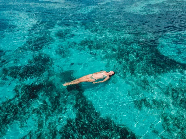 Mujer Joven Nadando Océano Turquesa Vista Aérea —  Fotos de Stock