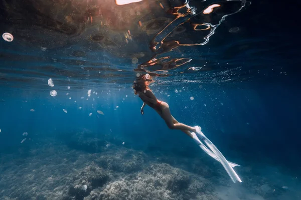 女性のフリーダイバーは青い海でクラゲと一緒に泳ぐ 青い海のクラゲ — ストック写真