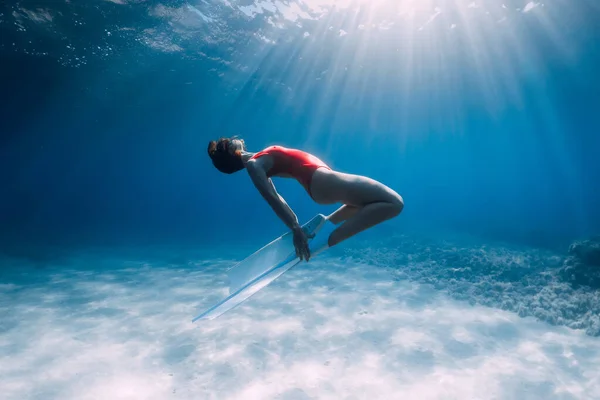Atractiva Mujer Liberadora Con Aletas Blancas Posando Bajo Agua Mar — Foto de Stock
