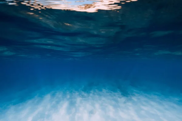 Tropisch Blaues Meerwasser Der Tiefe Mit Weißem Sandboden Unter Wasser — Stockfoto