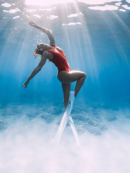 Mulher Atraente Freediver Com Barbatanas Brancas Posando Debaixo Água Mar — Fotografia de Stock