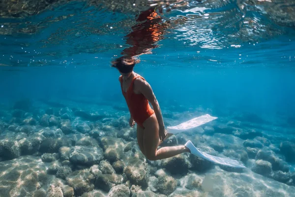 Freitaucherin Badeanzug Blickt Kamera Unter Wasser Tropischen Ozean — Stockfoto