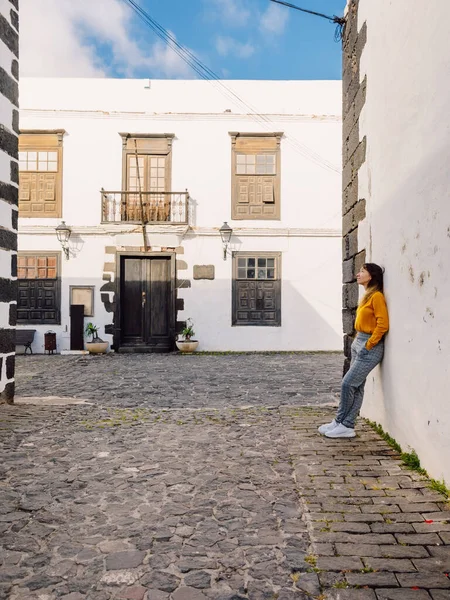 Podróżniczka Młoda Kobieta Starą Architekturą Miasta Teguise Lanzarote — Zdjęcie stockowe