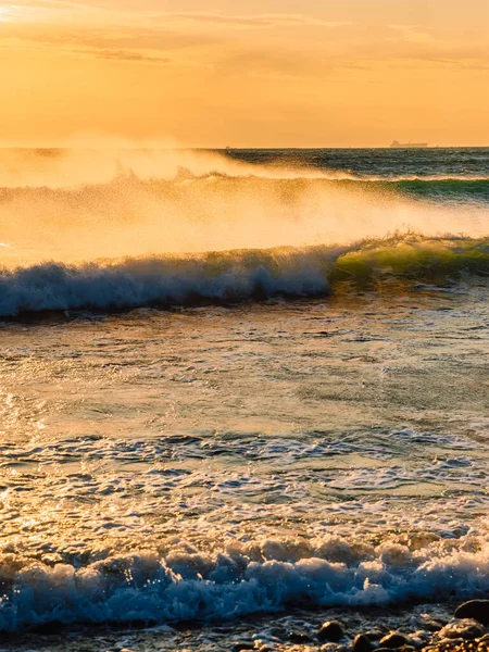 Sıcak Gün Batımında Gün Doğumunda Okyanus Dalgaları Akşam Işığında Dalgalar — Stok fotoğraf