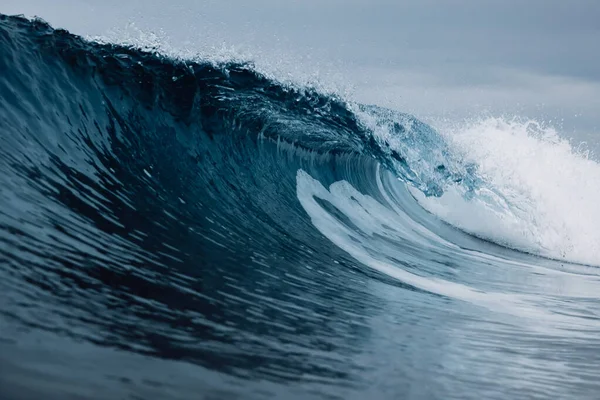 Bater Uma Onda Vítrea Onda Oceânica Uma Onda Perfeita Para — Fotografia de Stock