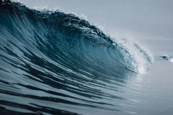 Bater Uma Onda Vítrea Onda Oceânica Uma Onda Perfeita Para — Fotografia de Stock