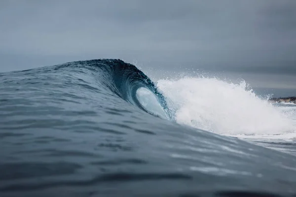 Onde Vitreuse Qui Écrase Ciel Nuageux Breaking Ocean Wave Houle — Photo