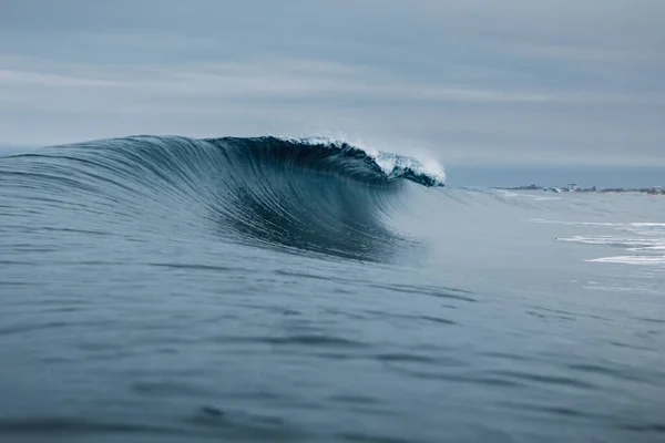 Crashing Glassy Wave Cloudy Sky Breaking Ocean Wave Perfect Swell — Stock Photo, Image