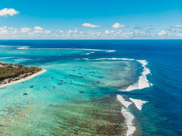 Mauritius 'ta bir göz plajı. Su altı şelalesi ve mavi okyanusta dalgalar. Le Morne 'un hava manzarası