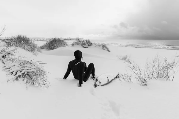 Tél Szörfözés Szörfdeszkával Hóban Havas Strand Szörfös Búvárruhában — Stock Fotó