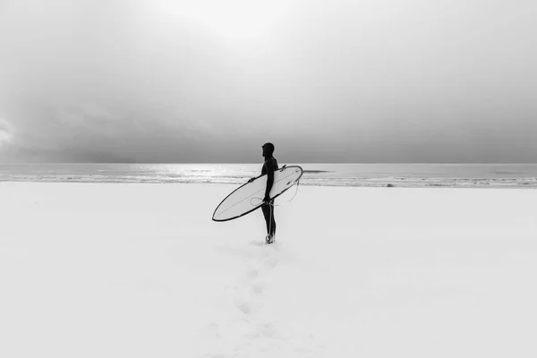 보드가 겨울과 파도타기 흰동가리 해변과 잠수복을 파도타기 — 스톡 사진
