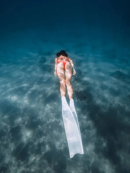 Özgür Bir Kadın Beyaz Yüzgeçleriyle Suyun Altında Süzülüyor Yazın Okyanusta — Stok fotoğraf