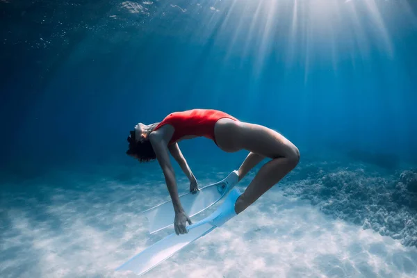 Kobieta Freediver Czerwonym Stroju Kąpielowym Białymi Płetwami Stwarzającymi Pod Wodą — Zdjęcie stockowe