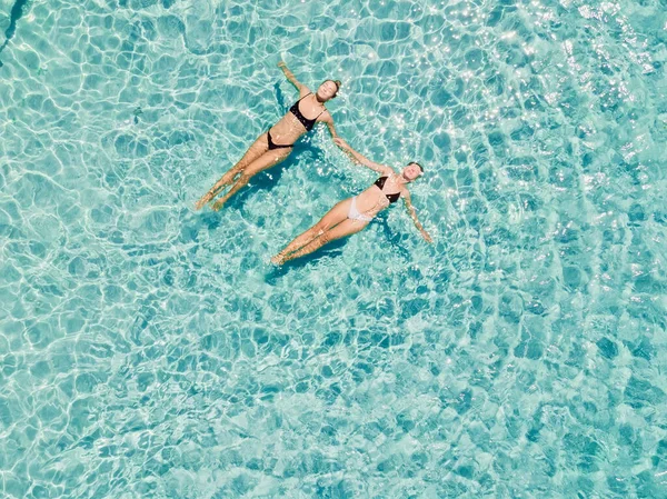 Δυο Γυναίκες Επιπλέουν Στον Καταγάλανο Ωκεανό Αεροφωτογραφία — Φωτογραφία Αρχείου