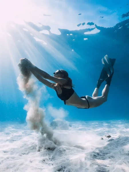 Freediver Com Barbatanas Areia Branca Nas Mãos Sobre Mar Arenoso — Fotografia de Stock