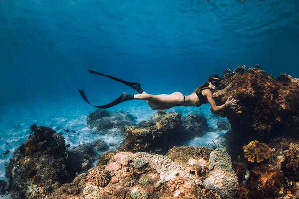 Szabadulás Víz Alatt Kék Óceánban Fiatal Szabadúszó Uszonyokkal Korallokkal — Stock Fotó