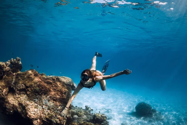 Immersioni Subacquee Nell Oceano Blu Giovane Donna Apneista Con Pinne — Foto Stock