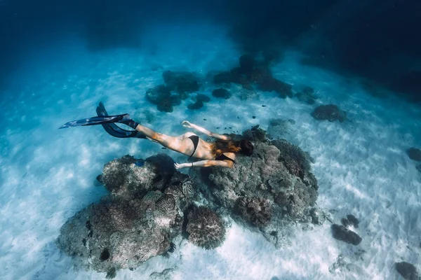 Jovem Freediver Desliza Com Barbatanas Oceano Tropical — Fotografia de Stock