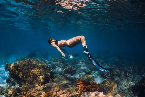 Młoda Kobieta Freediver Ślizga Się Płetwami Tropikalnym Oceanie — Zdjęcie stockowe