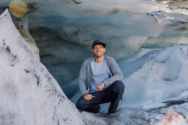 Lächelnder Wanderer Großen Gletscher Gletscher Und Touristen — Stockfoto