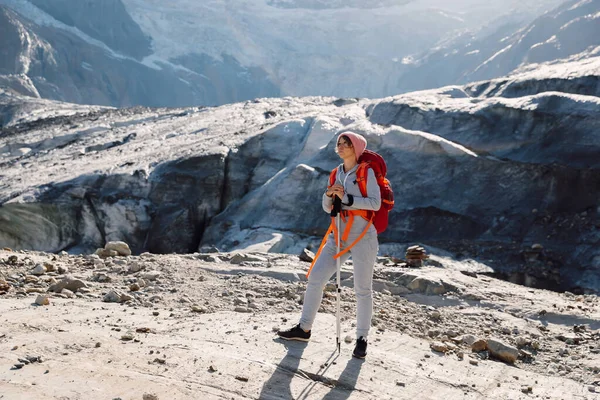 Túrázó Sportos Hátizsákkal Hegyekben Hegy Gleccserrel Turistákkal — Stock Fotó