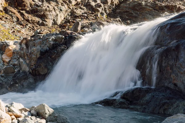 山の中の滝と岩 — ストック写真