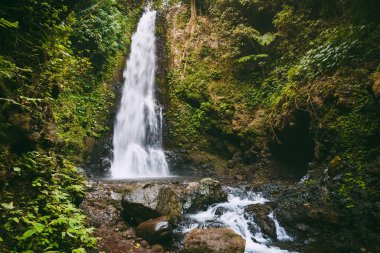 Güçlü şelale ve taşlı kaya. Endonezya, Bali 'de Şelale
