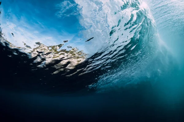 Undervattensvågor Och Bubblor Genomskinligt Vatten Och Vågbrytning — Stockfoto